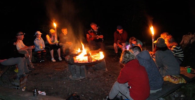 Kreis ums Feuer bei Nacht