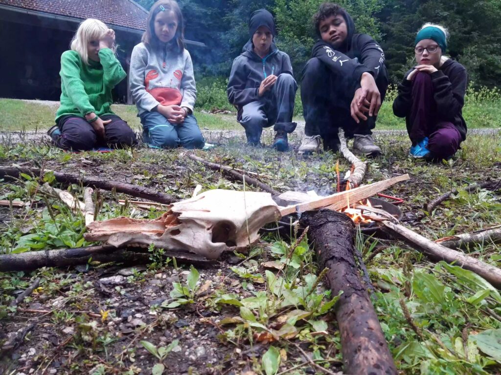 Kinder am Feuer