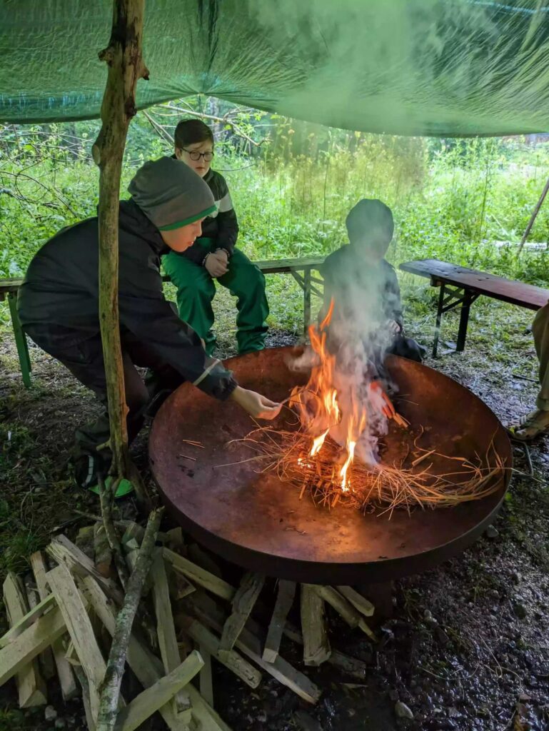 Kinder am Lagerfeuer