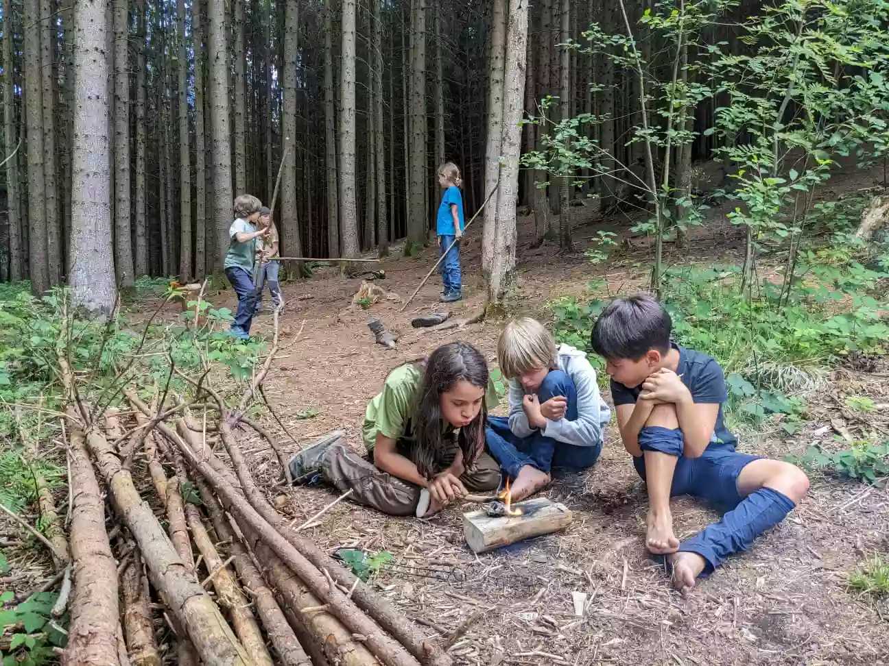 Kinder beim Glutbrennen