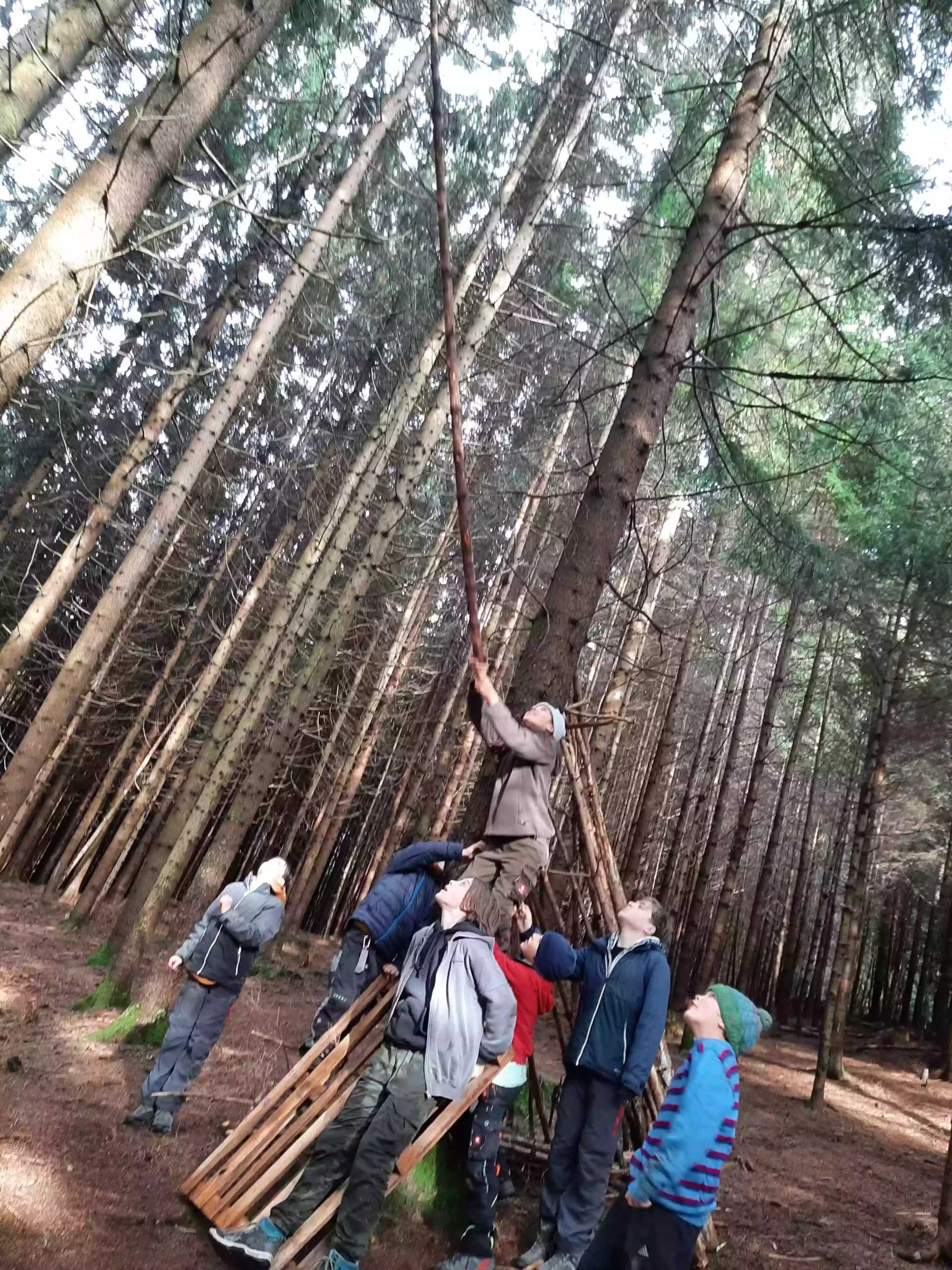 Kinder lösen eine Gruppenaufgabe